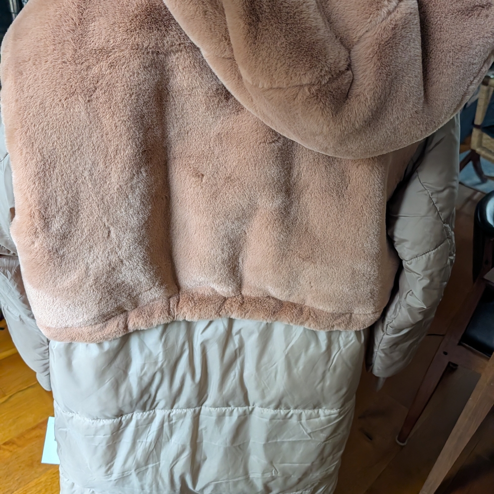 UGG White Puffer Jacket - Picture 5 of 8